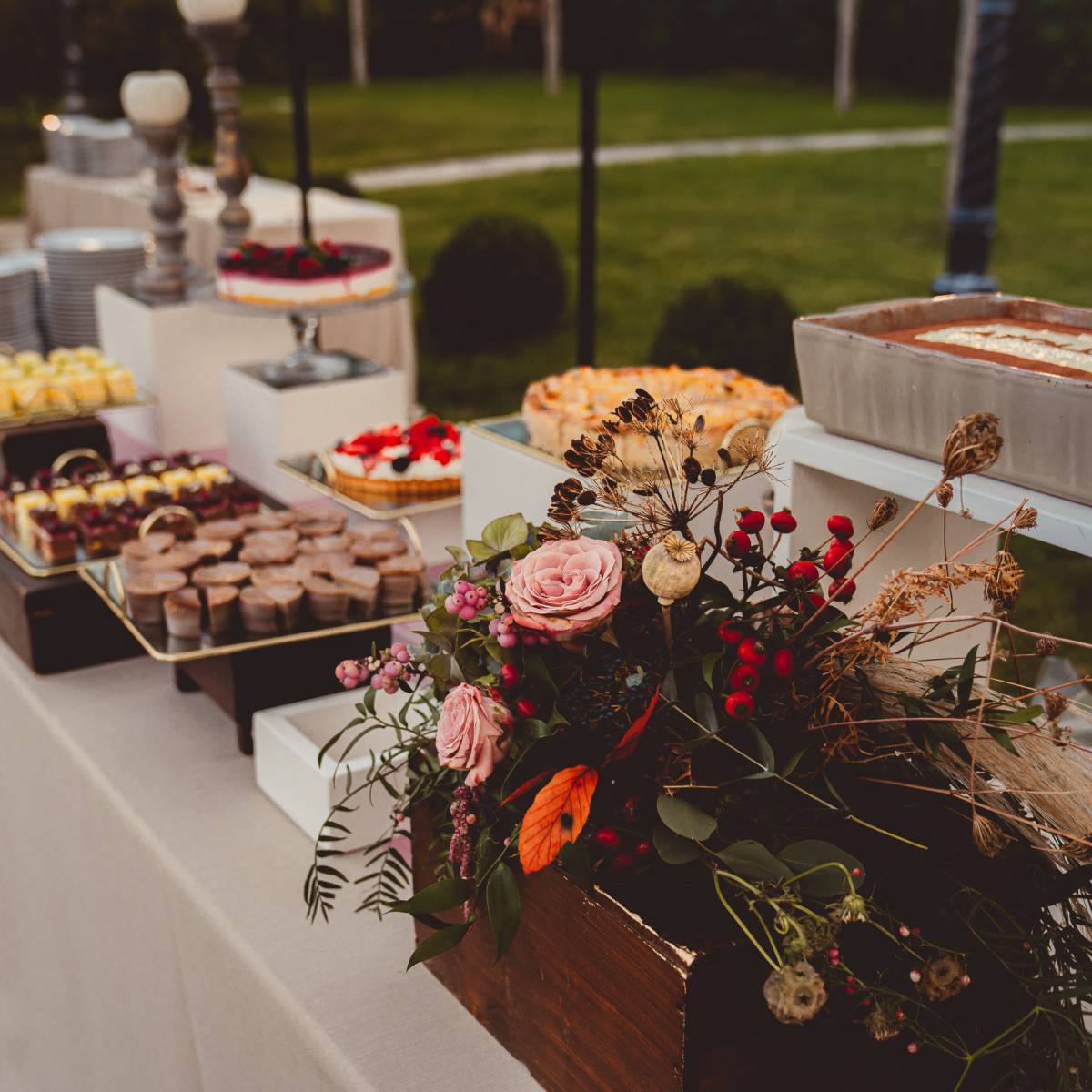 Grand buffet of desserts and fresh fruit - Apollinare Catering