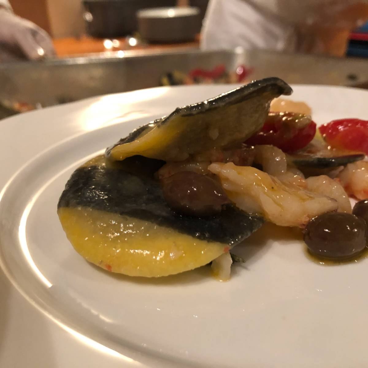 Tortello ripieno di melanzane con gamberoni, olive taggiasche, piccadilly, origano e crema di mozzarella al basilico - Apollinare Catering