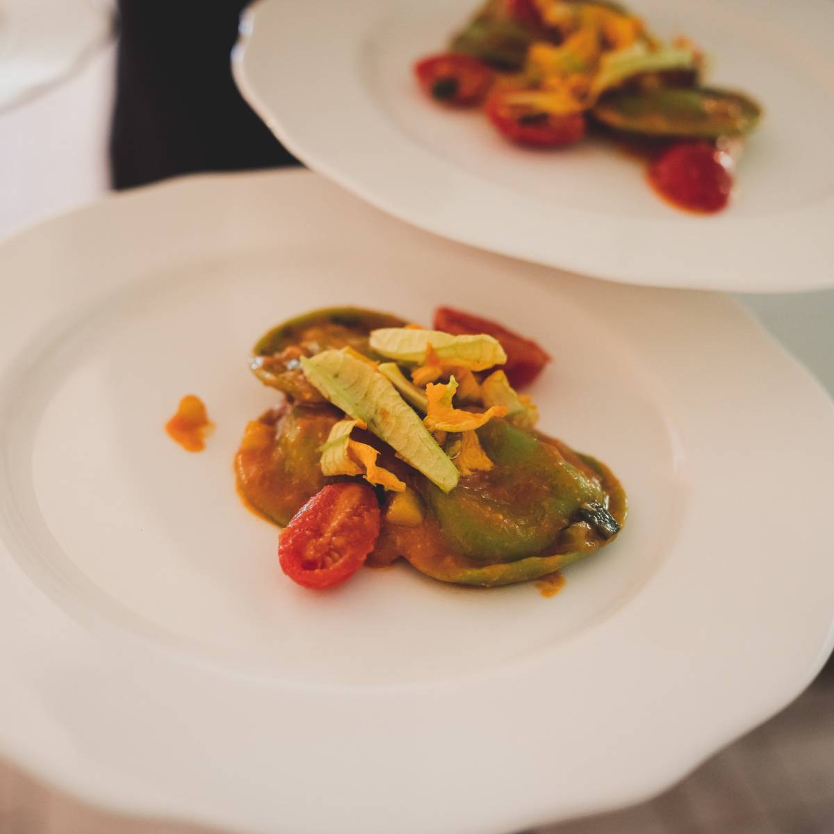 Tortelli di pasta di spinaci con fonduta al reggiano, zucchine, piccadilly e fiori di zucca - Apollinare Catering