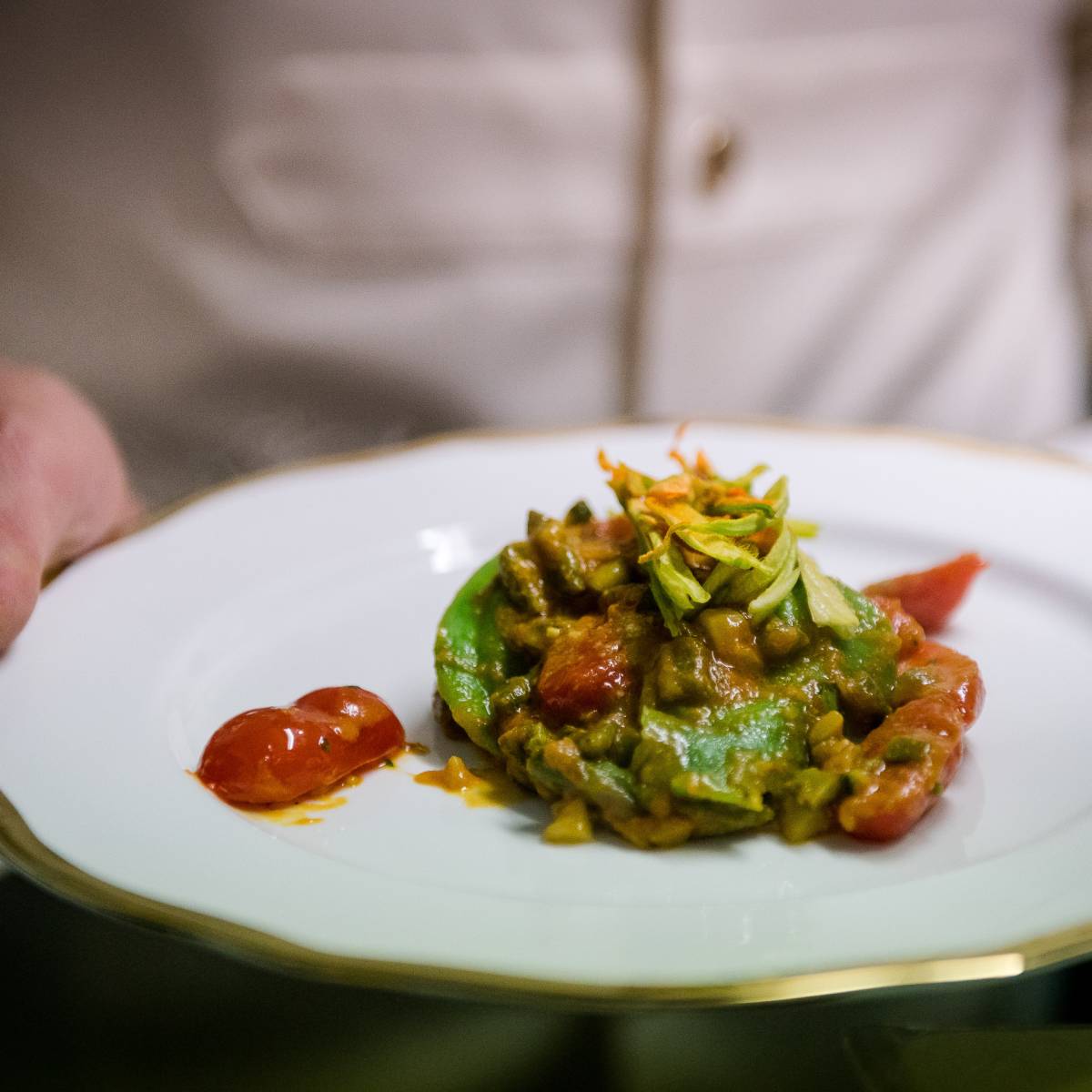 Tortelli di pasta di spinaci con fonduta al reggiano, zucchine, piccadilly e fiori di zucca - Apollinare Catering