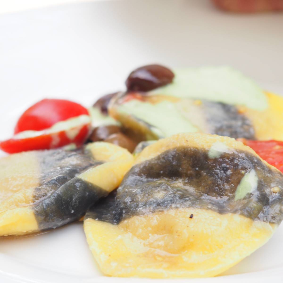Tortello ripieno di melanzane con olive taggiasche, datterini, origano e crema di mozzarella al basilico - Apollinare Catering