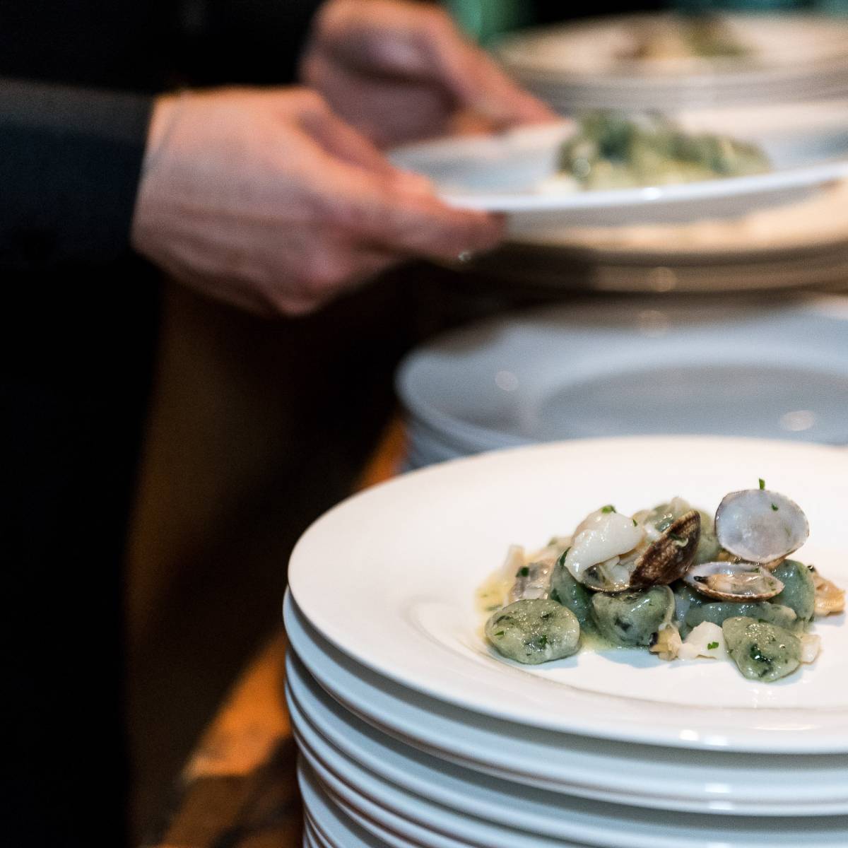 Gnocchi di borragine con vongole capesante al profumo di limone - Apollinare Catering