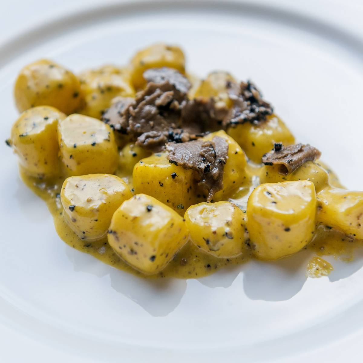 Gnocchi di patate con zafferano e tartufo nero - Apollinare Catering